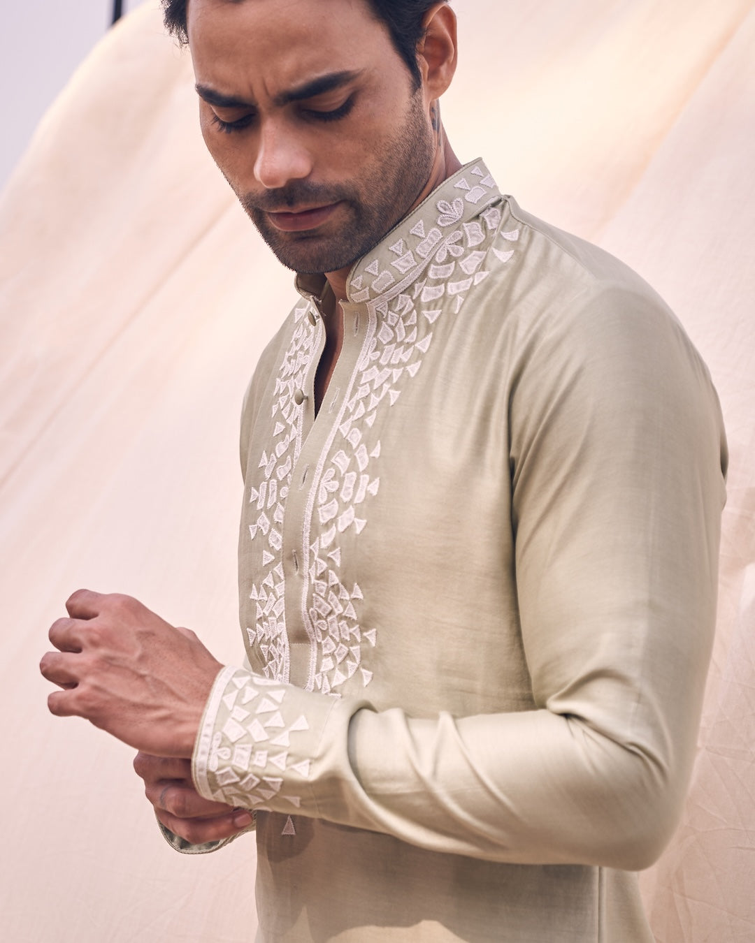 Tie-up Bandi Set With Multicoulour Embroidery