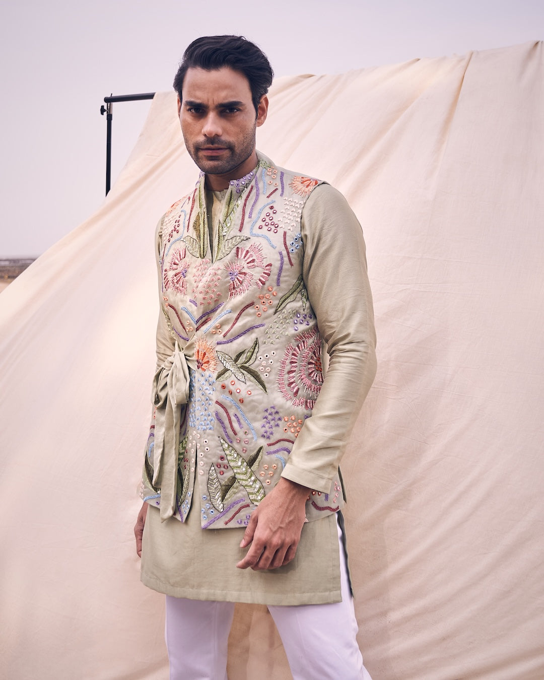 Tie-up Bandi Set With Multicoulour Embroidery