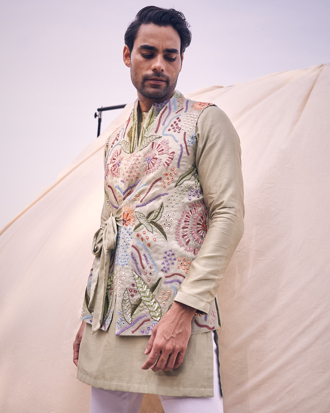 Tie-up Bandi Set With Multicoulour Embroidery