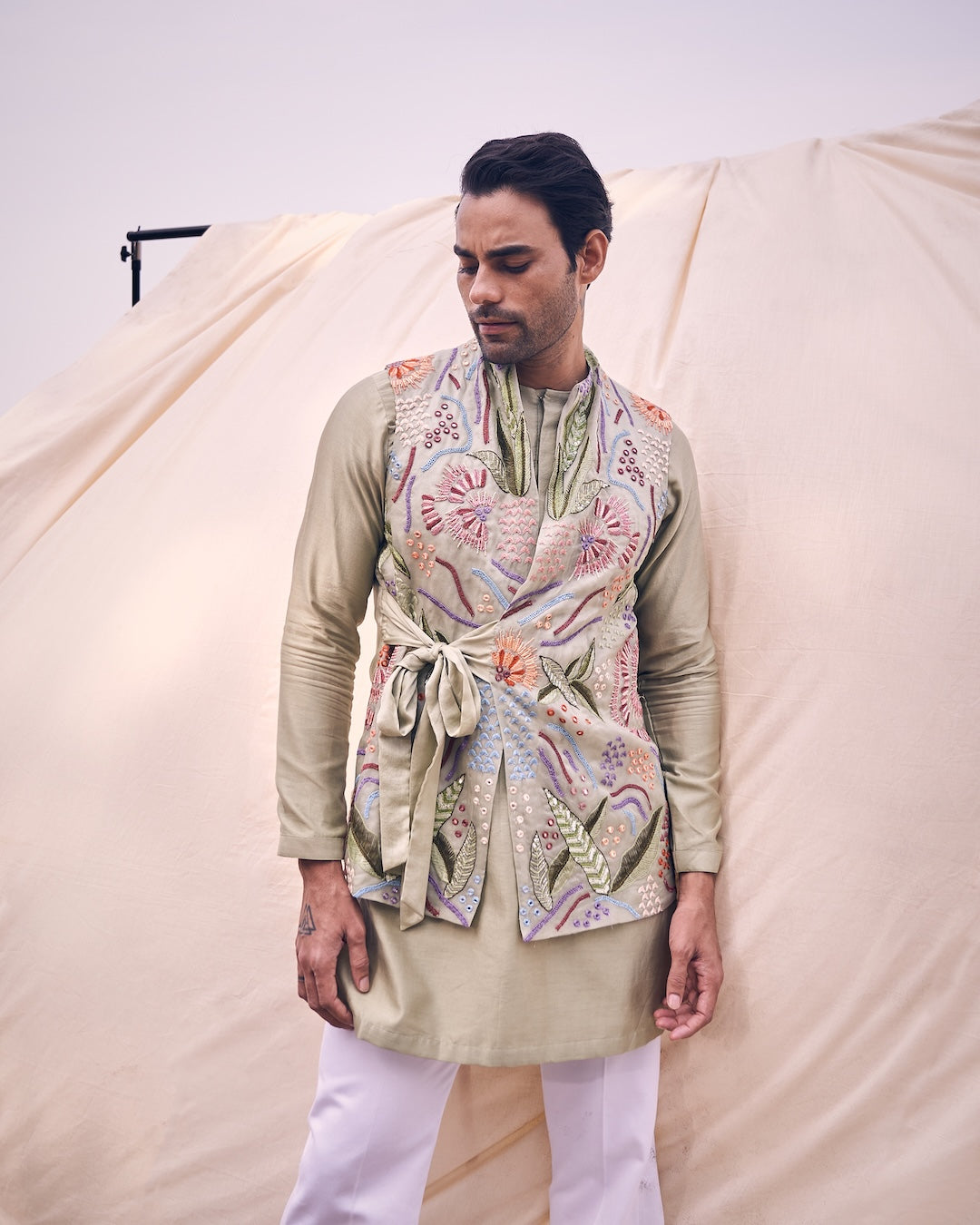 Tie-up Bandi Set With Multicoulour Embroidery